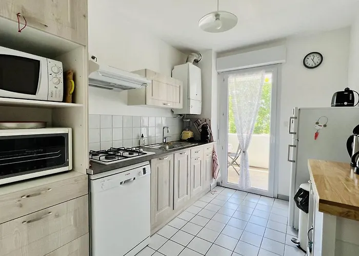 Cambo-les-bains, T2 Avec Terrasse, Parking Privatif, Pour 2 Personnes - Fr-1-495-14 *